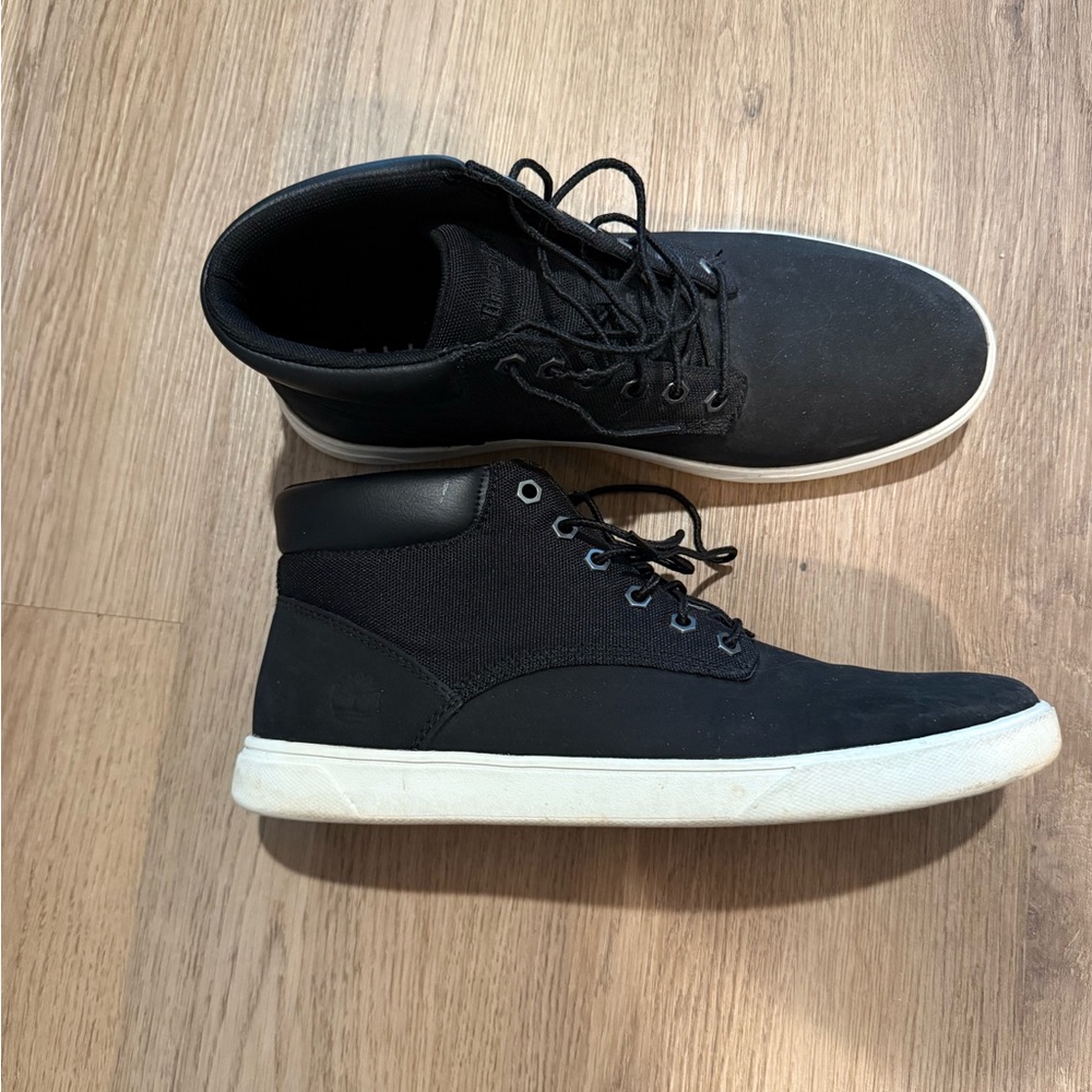 Timberland Black and White Sneakers Minimalist Lace-Up Design